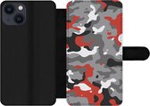 Bookcase Geschikt voor iPhone 13 telefoonhoesje - Camouflage patroon met rode accenten - Met vakjes - Wallet case met magneetsluiting - Verjaardag cadeau tiener