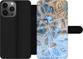 Bookcase Geschikt voor iPhone 13 Pro Max telefoonhoesje - Marmer print - Verf - Goud - Blauw - Met vakjes - Wallet case met magneetsluiting