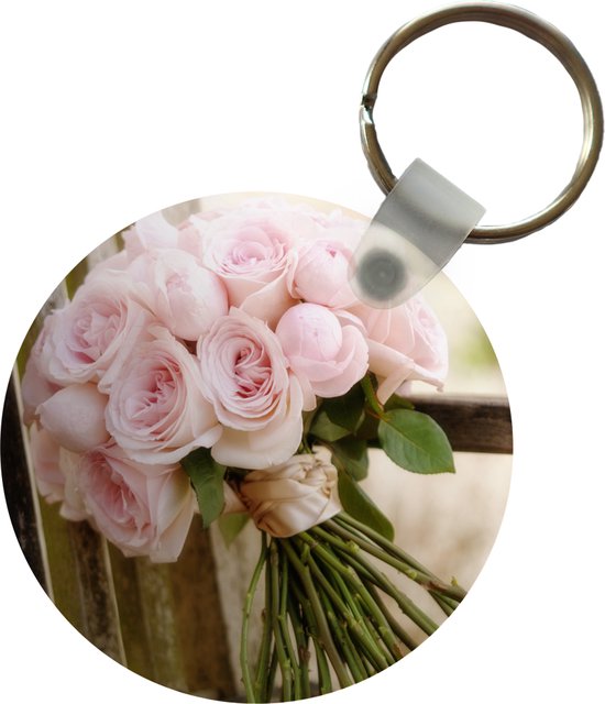 Sleutelhanger - Een boeket van roze rozen op een houten bank - Plastic - Rond - Uitdeelcadeautjes