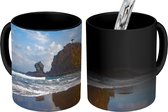Magische Mok - Foto op Warmte Mok - Rots met vuurtoren Nieuw-Zeeland foto - 350 ML - Uitdeelcadeautjes