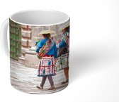 Mok - Twee indiaanse kinderen die lopen - 350 ML - Beker - Uitdeelcadeautjes