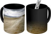 Magische Mok - Foto op Warmte Mok - Wolken boven het strand van Utah Beach in het Franse Normandië - 350 ML - Uitdeelcadeautjes