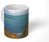 Mok - Uitzicht over de zee vanaf de rotsen van Pointe Du Hoc bij in Frankrijk - 350 ML - Beker - Uitdeelcadeautjes