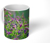 Mok - Paarse Limonium planten in het hoge gras - 350 ML - Beker - Uitdeelcadeautjes