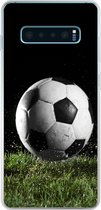 Geschikt voor Samsung Galaxy S10 Plus hoesje - Voetbal in het gras - Siliconen Telefoonhoesje