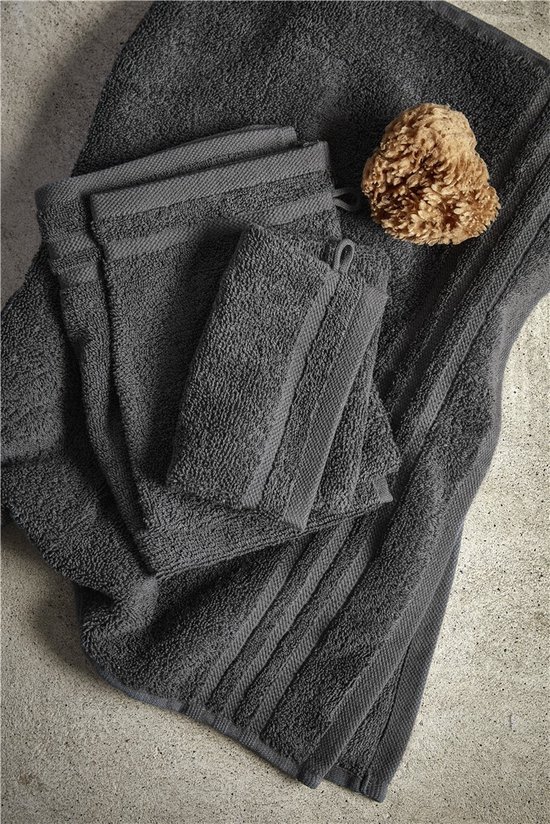 Serviettes anthracite de qualité hôtelière avec détails côtelés et une éponge naturelle.