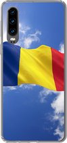 Geschikt voor Huawei P30 hoesje - De vlag van Roemenië wappert in de lucht - Siliconen Telefoonhoesje