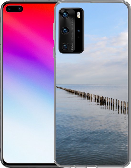 Telefoonhoes met afbeelding van houten palen in de Noordzee, naast een rode en paarse telefoon.