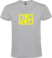 Grijs T shirt met print van " Wijn Team " print Neon Geel size XXXXL