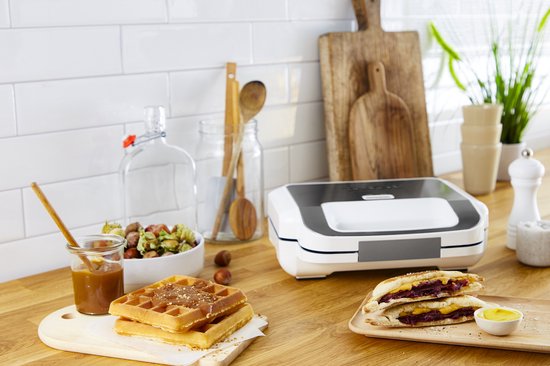 Tefal contactgrill op aanrecht met wafels en tosti's, keuken achtergrond.