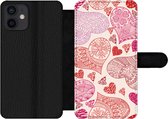 Bookcase Geschikt voor iPhone 12 telefoonhoesje - Een illustratie met roze en rode hartjes - Met vakjes - Wallet case met magneetsluiting