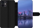 Bookcase Geschikt voor iPhone 12 telefoonhoesje - New York achter de Brooklyn Bridge - Met vakjes - Wallet case met magneetsluiting