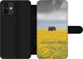 Bookcase Geschikt voor iPhone 12 telefoonhoesje - Olifant - Bloemen - Natuur - Geel - Dieren - Met vakjes - Wallet case met magneetsluiting