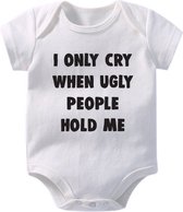 Hospitrix Baby Rompertje met Tekst "I only Cry When Ugly People Hold Me" | 0-3 maanden | Korte Mouw |Tweeling Cadeau| Kraamkado | Cadeau voor Zwangerschap | Bekendmaking | Aankondiging | Aanstaande Moeder | Moederdag