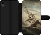 Bookcase Geschikt voor iPhone XR telefoonhoesje - Een schip in volle zee bij vliegende storm - Schilderij van Willem van de Velde - Met vakjes - Wallet case met magneetsluiting
