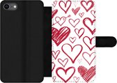 Bookcase Geschikt voor iPhone 7 telefoonhoesje - Een illustratie met verschillende hartjes op een witte achtergrond - Met vakjes - Wallet case met magneetsluiting