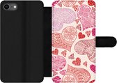 Bookcase Geschikt voor iPhone 8 telefoonhoesje - Een illustratie met roze en rode hartjes - Met vakjes - Wallet case met magneetsluiting
