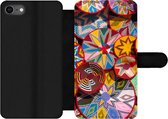 Bookcase Geschikt voor iPhone SE 2020 telefoonhoesje - Cirkel - Patronen - Bloemen - Kleuren - Met vakjes - Wallet case met magneetsluiting