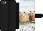 Bookcase Geschikt voor iPhone 8 telefoonhoesje - Groep nieuwsgierige schapen - Met vakjes - Wallet case met magneetsluiting