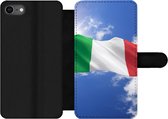 Bookcase Geschikt voor iPhone 7 telefoonhoesje - De vlag van Italië wappert in de lucht - Met vakjes - Wallet case met magneetsluiting
