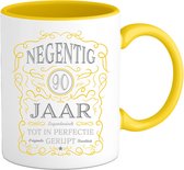 90 Jaar Legendarische Gebrouwen Mok met tekst | Geel - Zilver | Grappig Verjaardag Beker Cadeau | Bedrukte Mokken | Geel | 330 ML