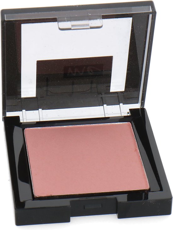 Een vierkante, zachtroze blush met een matte finish in een zwart doosje.