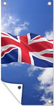Tuinposter De vlag van het Verenigd Koninkrijk wappert in de lucht - 30x60 cm - Tuindoek - Buitenposter