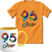 95 Jaar Vrolijke Verjaadag T-shirt met mok giftset Geel | Verjaardag cadeau pakket set | Grappig feest shirt Heren – Dames – Unisex kleding | Koffie en thee mok | Maat S