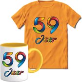 59 Jaar Vrolijke Verjaadag T-shirt met mok giftset Geel | Verjaardag cadeau pakket set | Grappig feest shirt Heren – Dames – Unisex kleding | Koffie en thee mok | Maat L