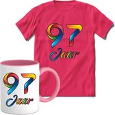 97 Jaar Vrolijke Verjaadag T-shirt met mok giftset Roze | Verjaardag cadeau pakket set | Grappig feest shirt Heren – Dames – Unisex kleding | Koffie en thee mok | Maat S