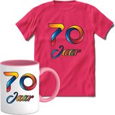 70 Jaar Vrolijke Verjaadag T-shirt met mok giftset Roze | Verjaardag cadeau pakket set | Grappig feest shirt Heren – Dames – Unisex kleding | Koffie en thee mok | Maat XXL
