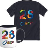 28 Jaar Vrolijke Verjaadag T-shirt met mok giftset Zwart | Verjaardag cadeau pakket set | Grappig feest shirt Heren – Dames – Unisex kleding | Koffie en thee mok | Maat M