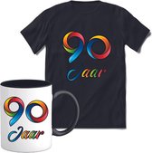 90 Jaar Vrolijke Verjaadag T-shirt met mok giftset Zwart | Verjaardag cadeau pakket set | Grappig feest shirt Heren – Dames – Unisex kleding | Koffie en thee mok | Maat L
