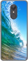 Geschikt voor Xiaomi Redmi 5 hoesje - Een close-up van een golf die breekt voor de kust van Hawaii - Siliconen Telefoonhoesje