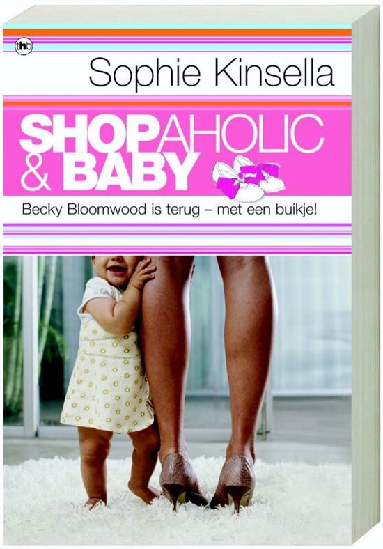 Baby in gele jurk met stippen, leunend tegen benen van vrouw in hakken.