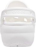 Achterkant van een witte Crocs platform clog met draagbare band en merknaam.