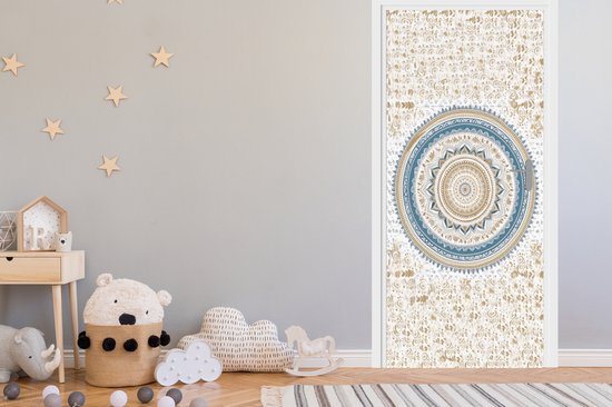 Deurfolie met een grote blauwe en gouden mandala in het midden, omringd door een wit, boho patroon.