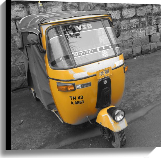 Canvas - (Deels) Gele Tuktuk Geparkeerd op Stoep (Zwart- wit) - 60x60 cm Foto op Canvas Schilderij (Wanddecoratie op Canvas)