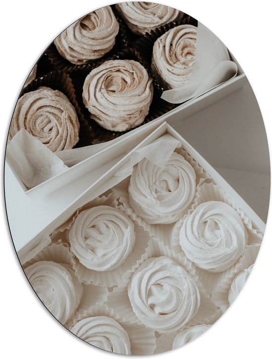 Dibond Ovaal - Cupcakes in Doosjes met Witte Botercrème - 81x108 cm Foto op Ovaal (Met Ophangsysteem)