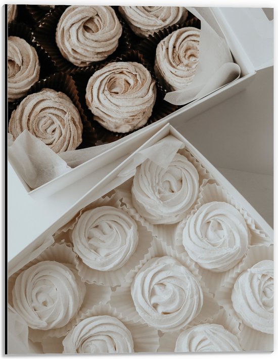 Dibond - Cupcakes in Doosjes met Witte Botercrème - 30x40 cm Foto op Aluminium (Met Ophangsysteem)
