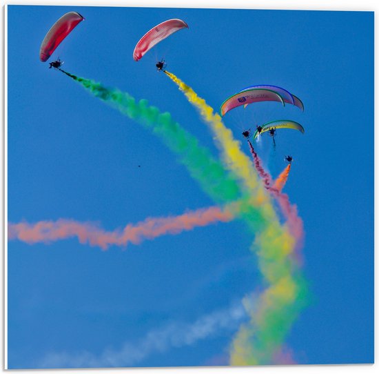 PVC Schuimplaat - Vliegshow van Paragliders met Kleurrijke Rook - 50x50 cm Foto op PVC Schuimplaat (Met Ophangsysteem)