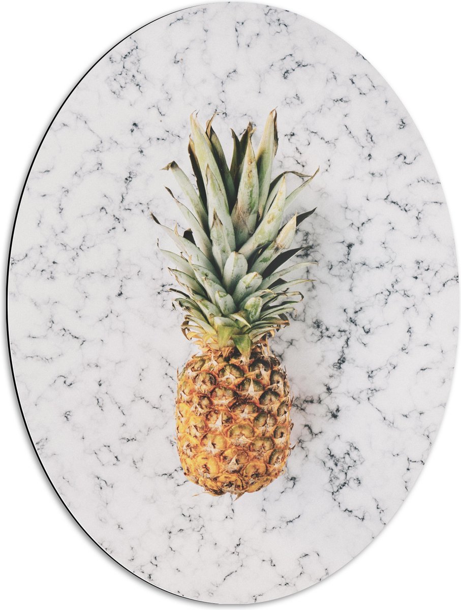 Dibond Ovaal - Ananas op Marmeren Achtergrond - 60x80 cm Foto op Ovaal (Met Ophangsysteem)