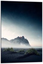 Dibond - Landschap - Berg - Steen - Gras - Mist - Donker - 60x90 cm Foto op Aluminium (Met Ophangsysteem)