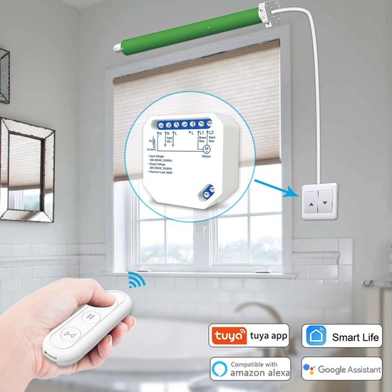 Witte motorcontroller en schakelaars geïnstalleerd bij een raam met groen rolluik. Hand houdt witte afstandsbediening vast. Tuya, Smart Life, Alexa, Google.