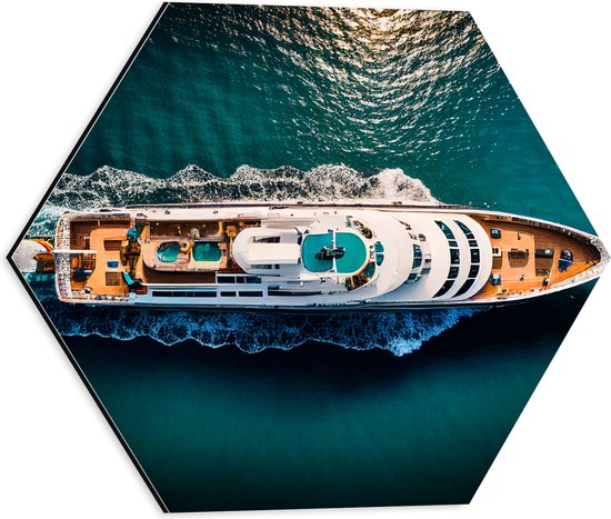 Dibond Hexagon - Bovenaanzicht van Varend Cruiseschip - 40x34.8 cm Foto op Hexagon (Met Ophangsysteem)