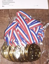 Feest in huis uitdeelcadeautjes - 8 goudkleurige medailles - plastic goud - met koord rood wit blauw - winner