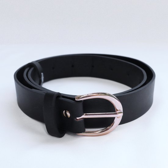 Gros plan détaillé d'une ceinture noire avec une boucle ronde couleur or rose.