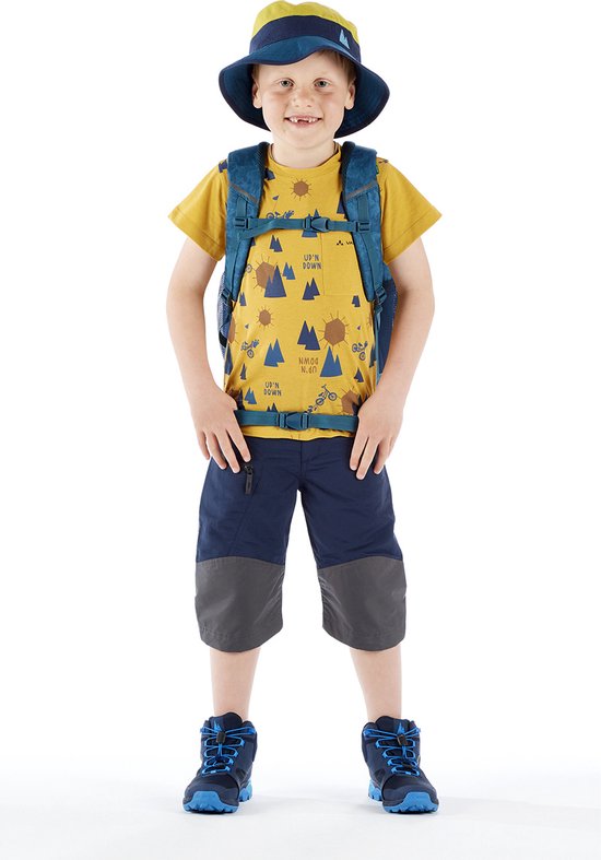 Jongen in geel shirt met zonne- en fietsprint, blauw-grijs short en gele hoed, draagt blauwe Vaude rugzak.
