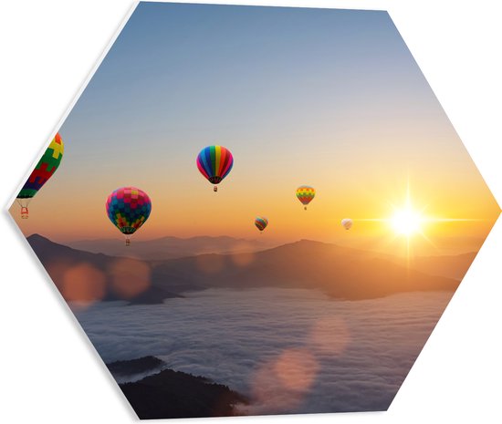 PVC Schuimplaat Hexagon - Luchtballonnen Zwevend bij Bergtoppen boven het Wolkendek - 50x43.5 cm Foto op Hexagon (Met Ophangsysteem)