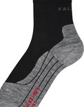 Avant d'une chaussette de course Falke, noire avec renforcement gris et texte rouge.